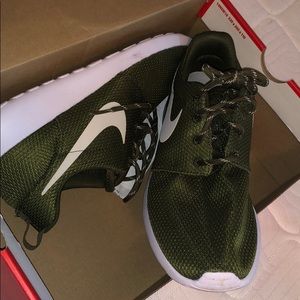 Nike “Olive Green” Roshe Run